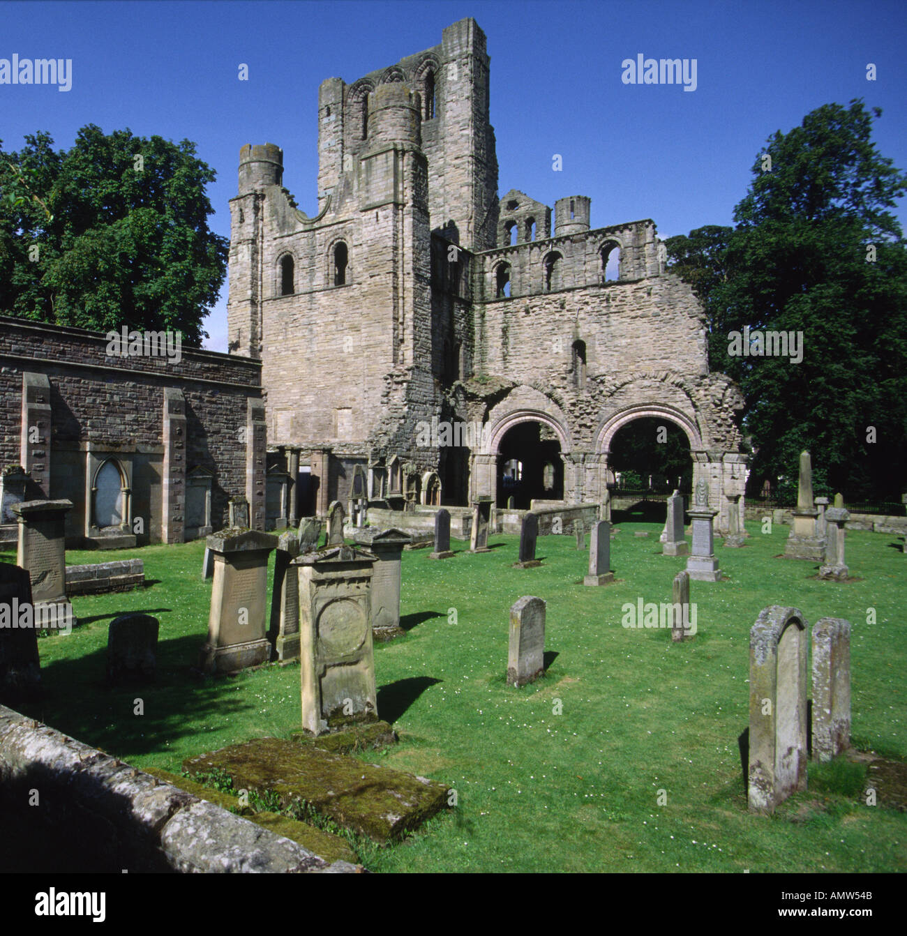 Kelso Abbey Scottish Borders Regno Unito del XII secolo Tironensian architettura romanica fondata dal re Davide 1° ora rovinato Foto Stock