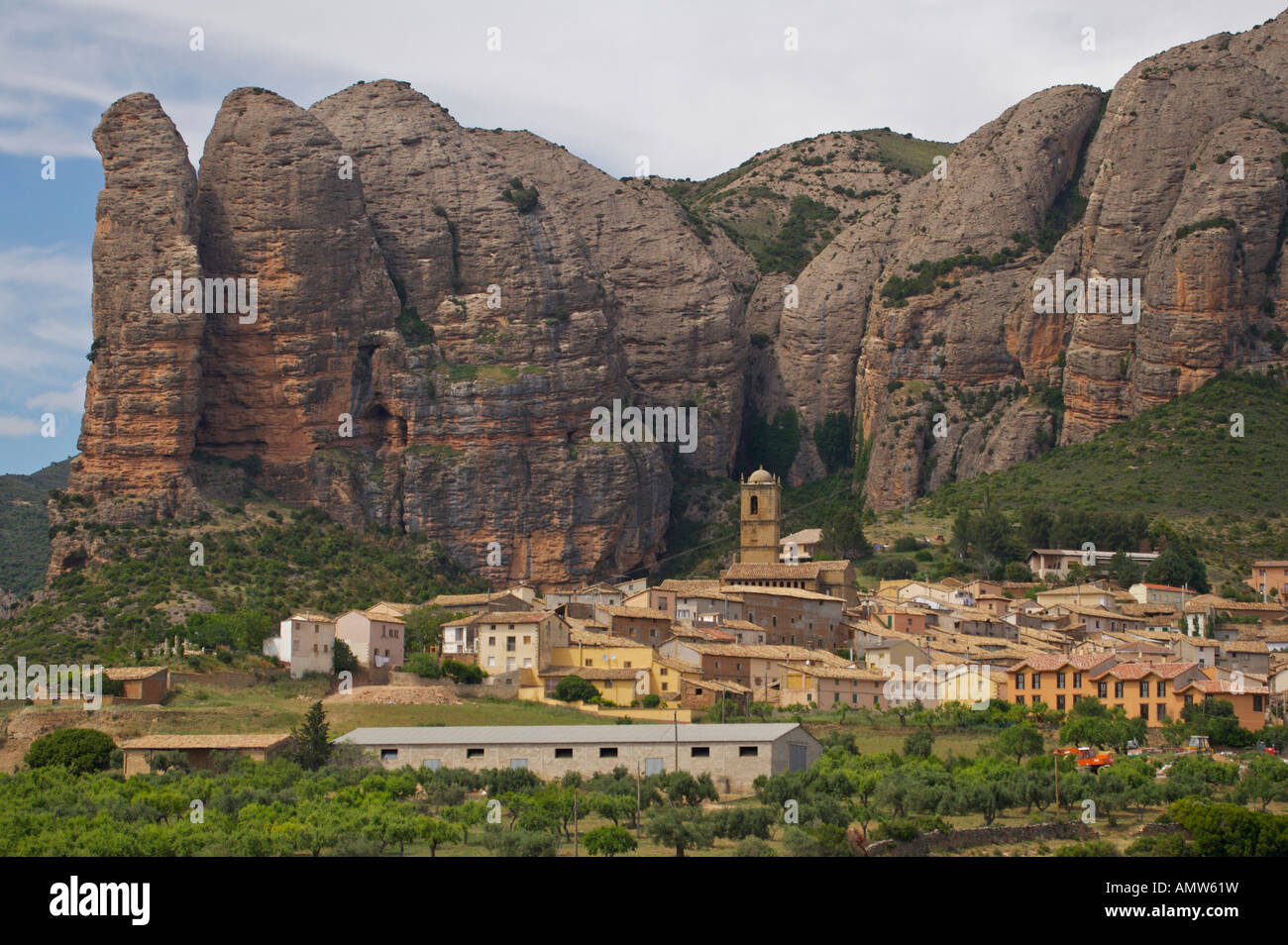 Villaggio di Aguero sotto una roccia rossa rupe, Mallos de Riglos, Huesca, Aragona, Spagna, Europa. Foto Stock