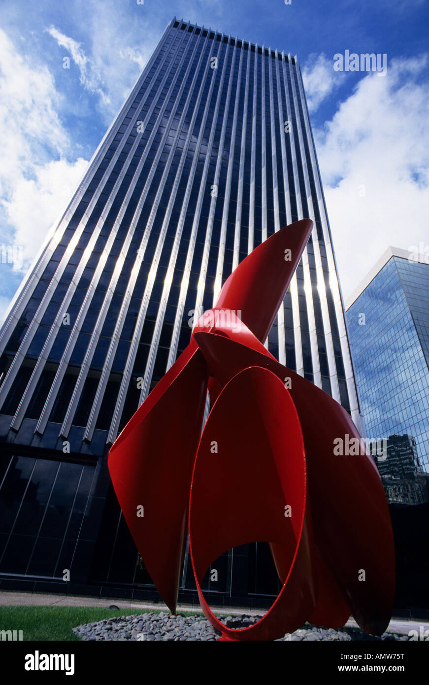 "Sopra sopra' SCULTURA DI ALEXANDER LIBERMAN IN OSBORN Plaza, Downtown ST.PAUL, MINNESOTA. ECOLAB in background. L'estate. Foto Stock