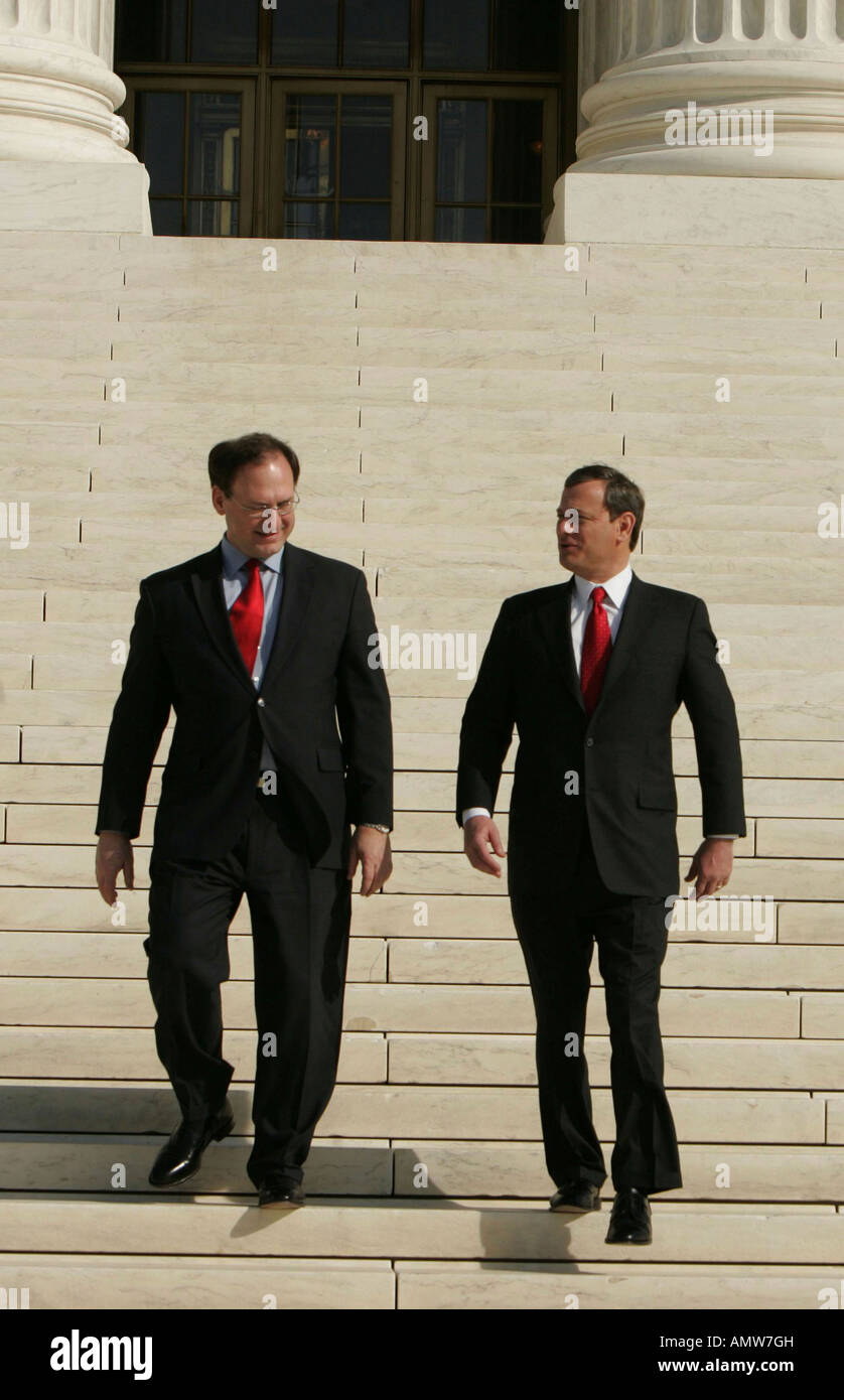 Samuel Alito, Jr. e dalla Corte Suprema Chief Justice John Roberts Foto Stock