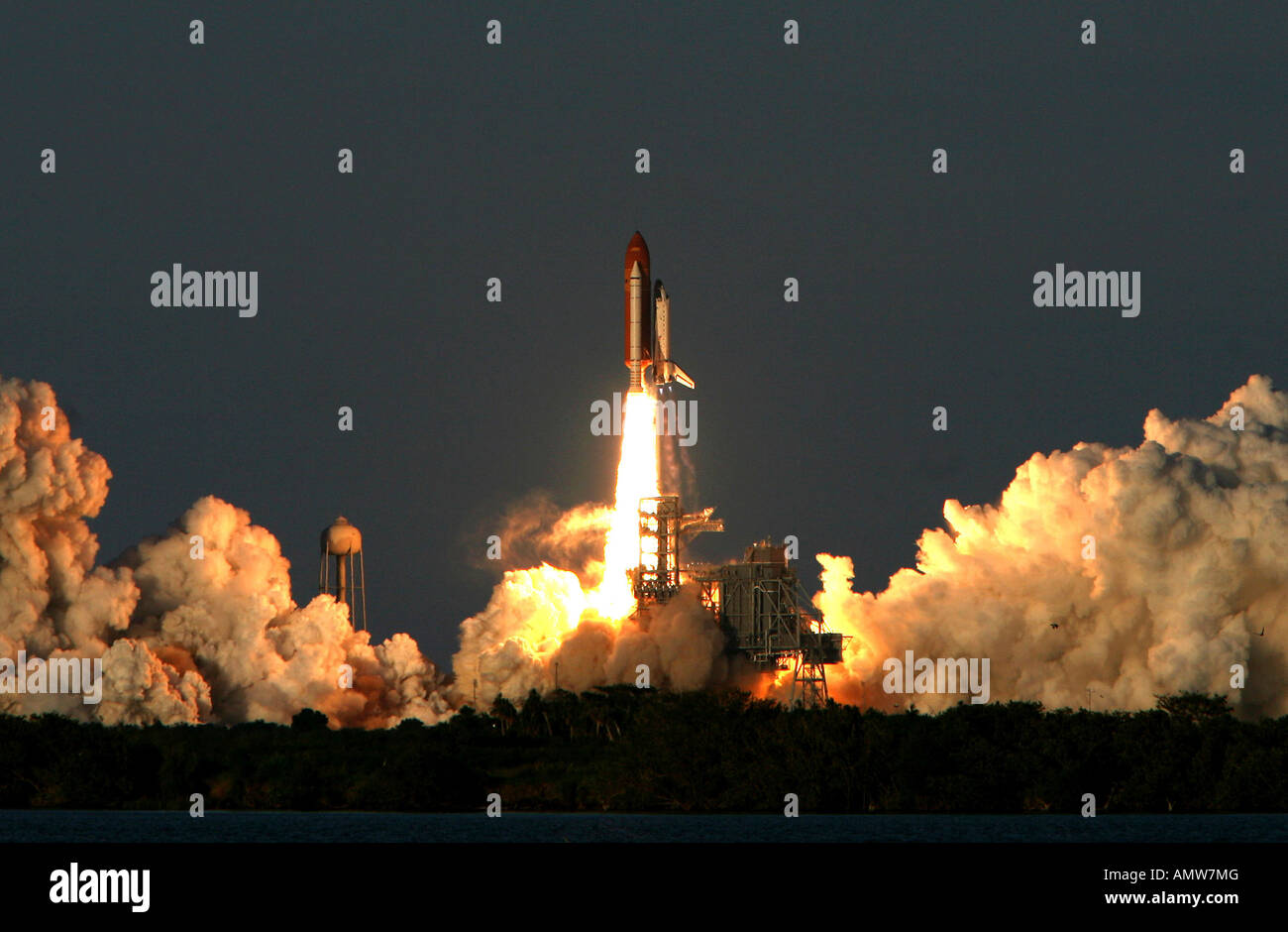 Sollevare della navetta spaziale, la NASA STS-117, XXI stazione spaziale, volo da John F. Kennedy Space Center il 8 giugno 2007. Foto Stock