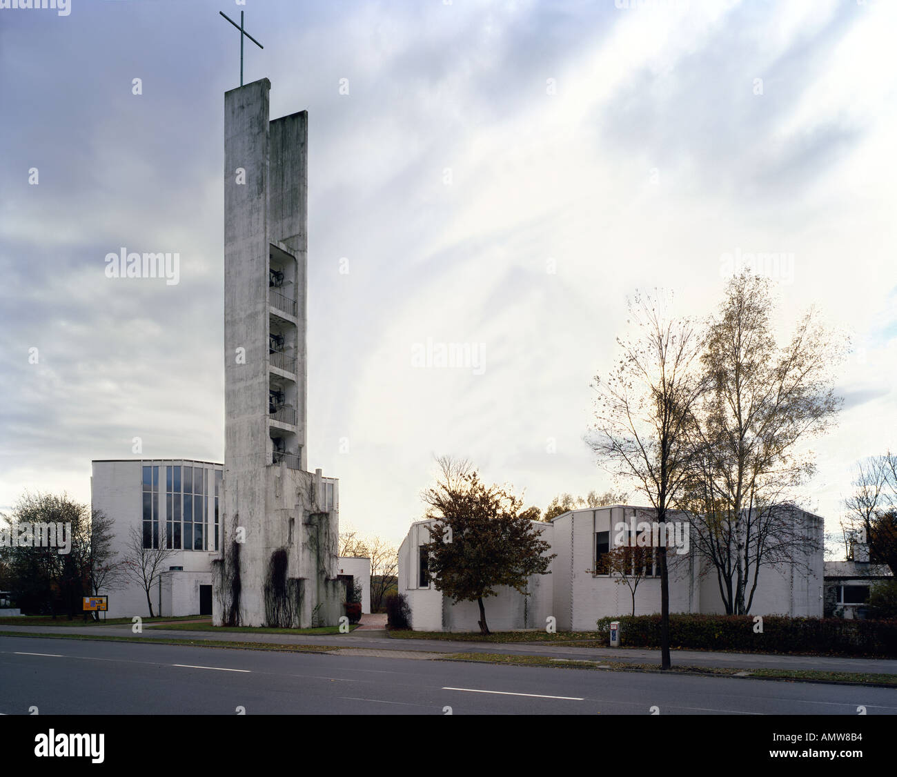 Heilig Geist-Kirche am Klieversberg, Wolfsburg, 1958 - 1962. Nel complesso esterno. L'architetto Alvar Aalto Foto Stock