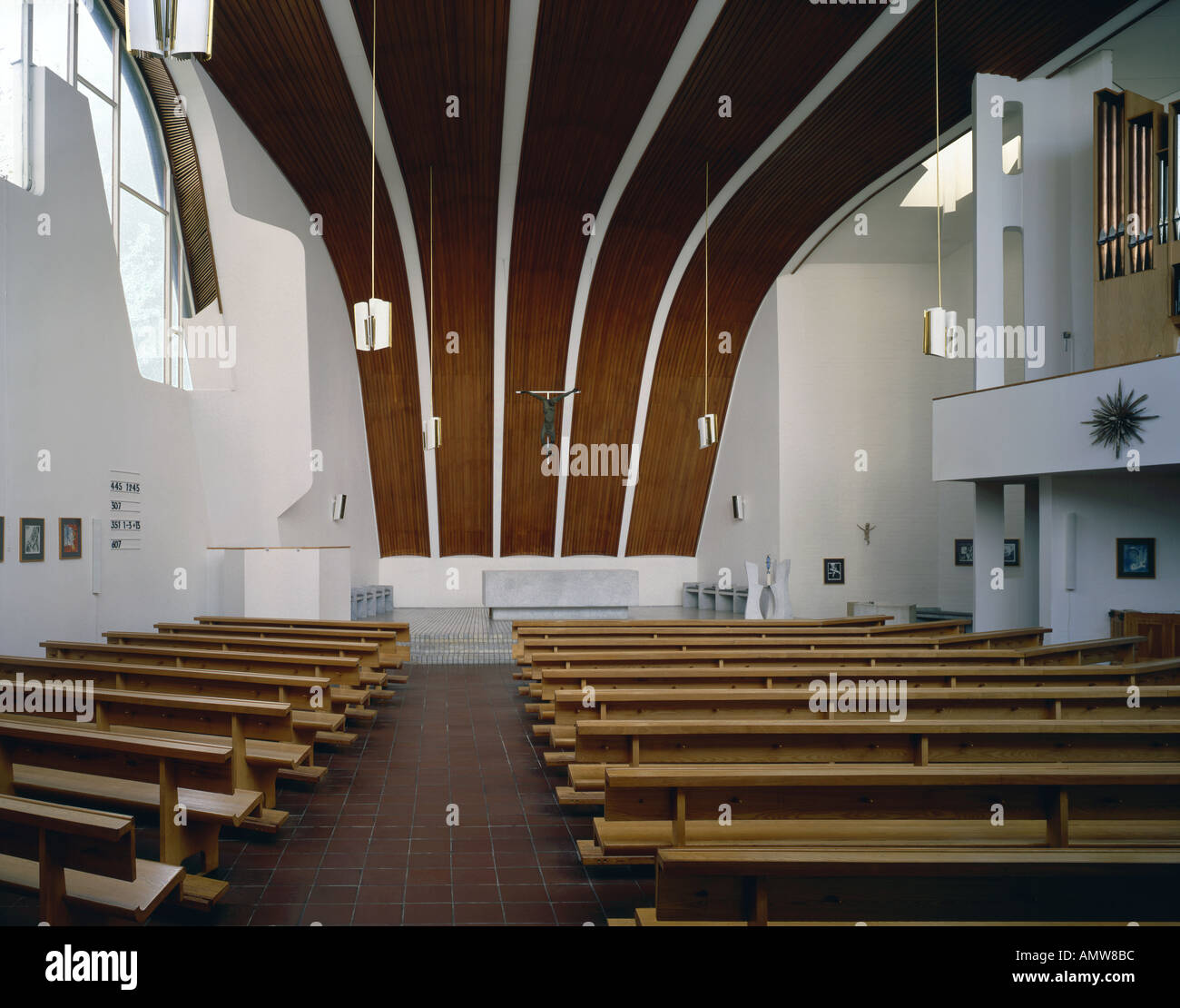 Heilig Geist-Kirche am Klieversberg, Wolfsburg, 1958 - 1962. Interno. L'architetto Alvar Aalto Foto Stock