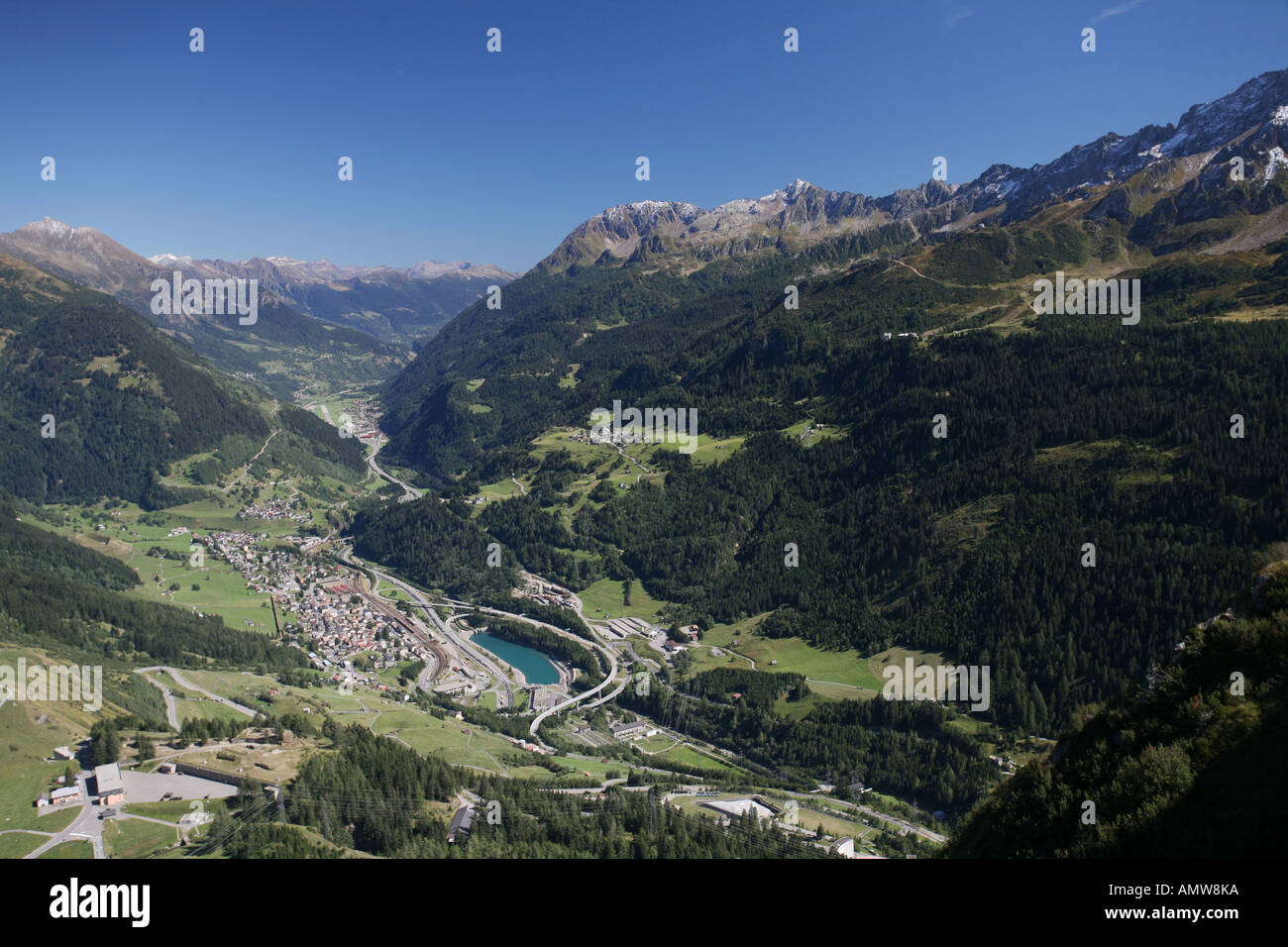 Gotthard lato sud con vista di Airolo - visibili sono l'autostrada, il pass road, l'entrata della galleria ferroviaria del San Gottardo, - Foto Stock