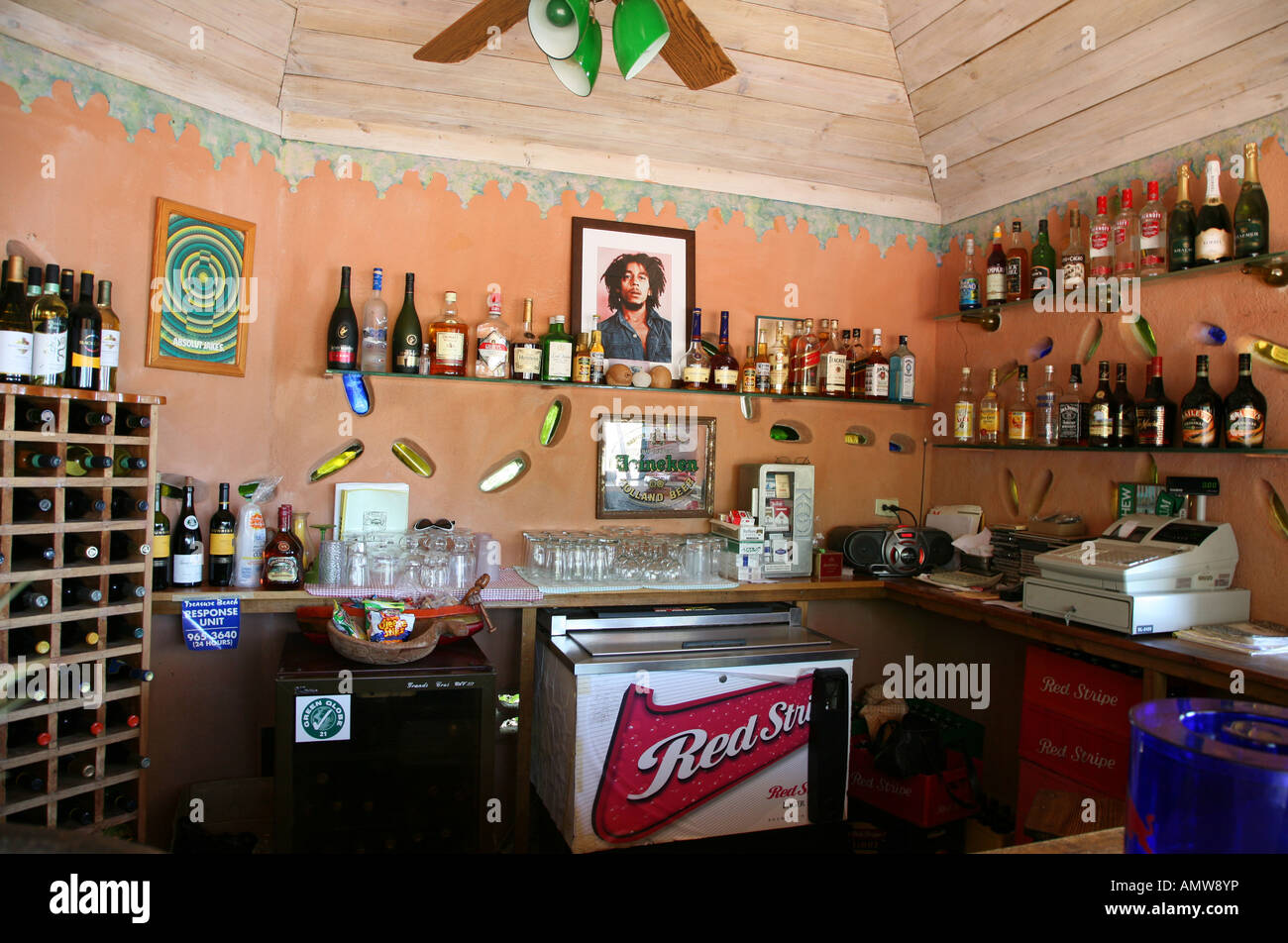 Vista di Dougies Bar in Jamaica da Jakes un popolare holiday hostel hotel Foto Stock