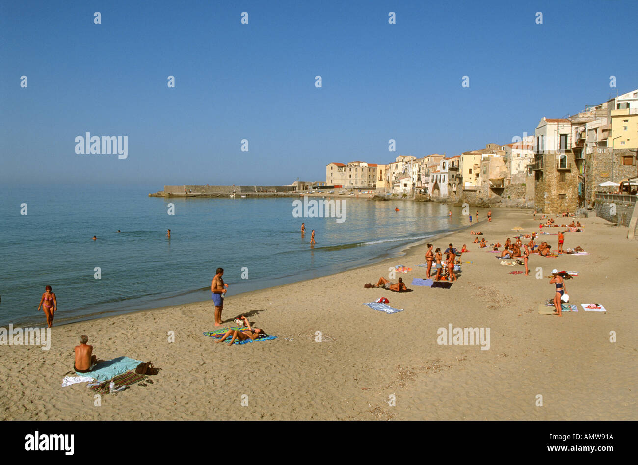 Spiaggia Di Sabbia Fine E Dorata E La Città Medievale Di