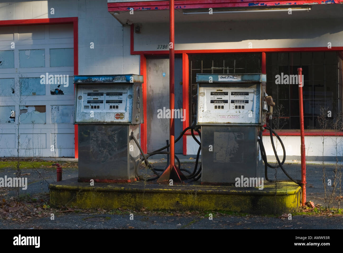 Vecchio, fuori di utilizzare pompe di benzina e gas Station Foto Stock