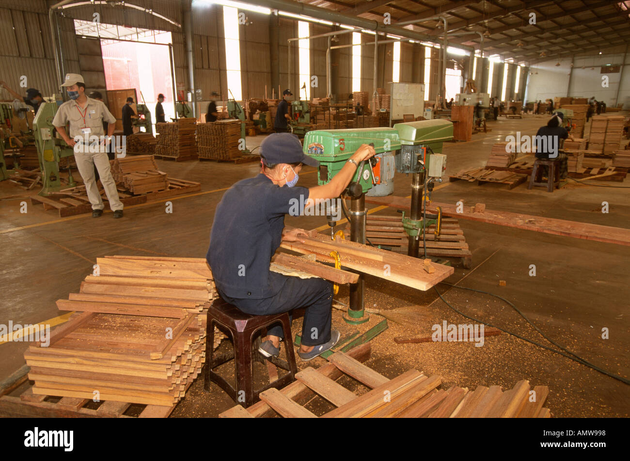 Stabilimento per la fabbricazione di mobili da giardino per esportare in Europa Ho Chi Minh Saigon Vietnam Foto Stock