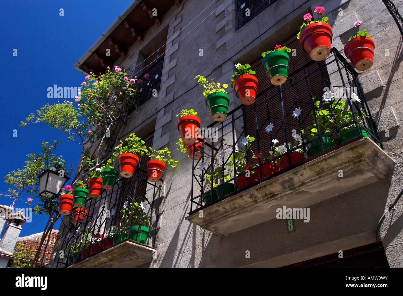 Luminose fioriere e casa di pietra in villaggio di ANSO, Huesca, Jacetania, Aragona, Spagna, Europa. Foto Stock