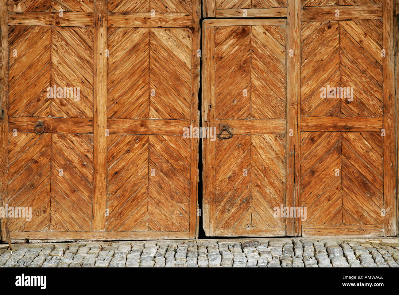Vecchio, weathered boscose della porta del granaio Foto Stock