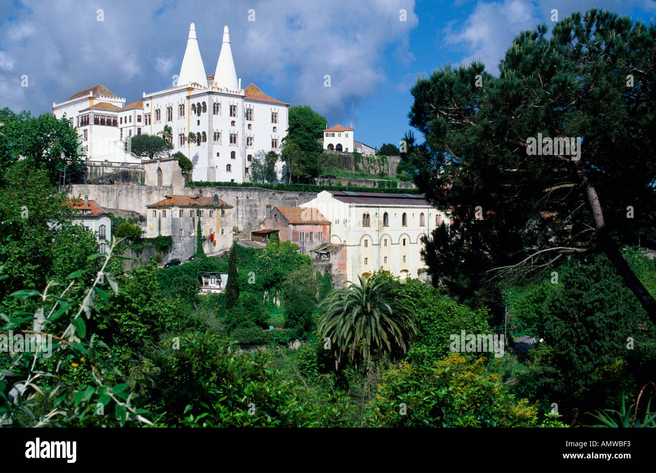 Le imponenti pareti bianche e i camini del Palacio Nacional de Sintra Foto Stock