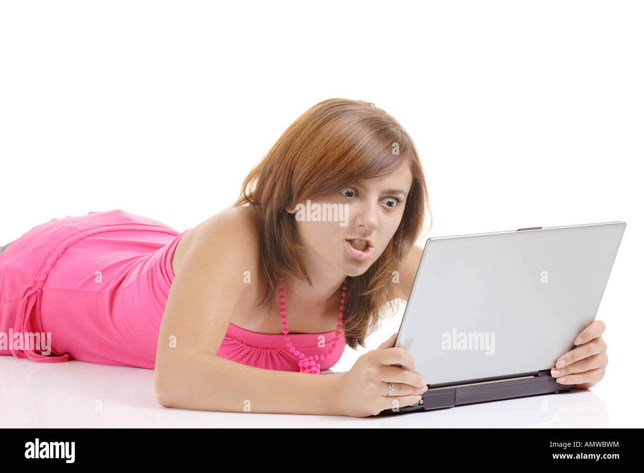 Arrabbiato giovane donna con un laptop Foto Stock