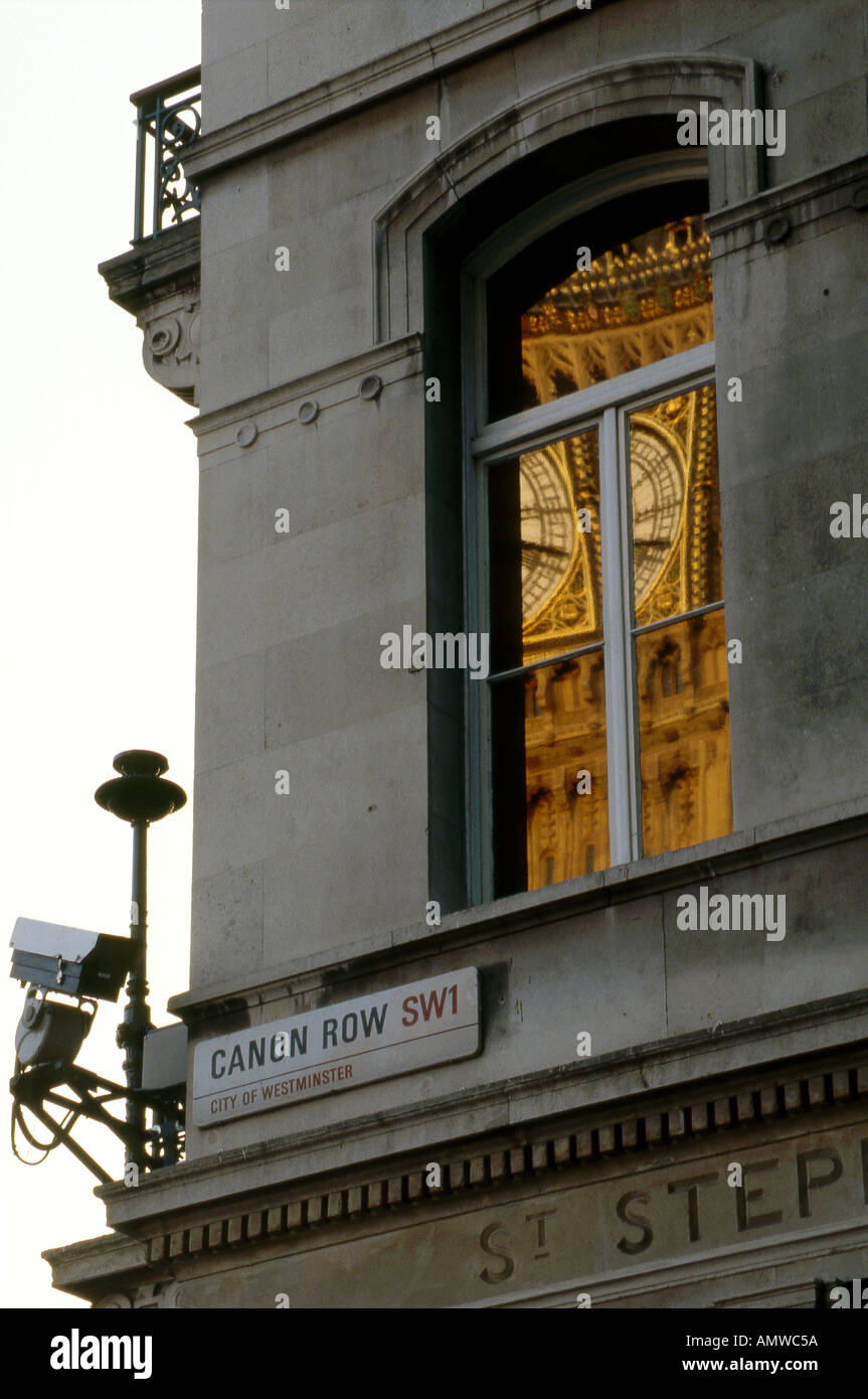 La riflessione di Big Ben, Canon Row, Londra, 1840 - 1888.con telecamera TVCC. Foto Stock