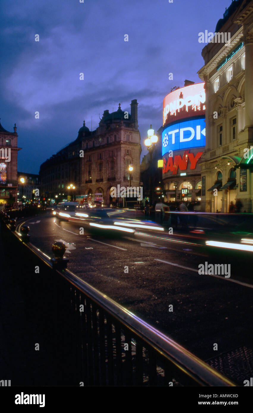 Piccadilly Circus di notte, Londra, 1840 - 1888. Foto Stock
