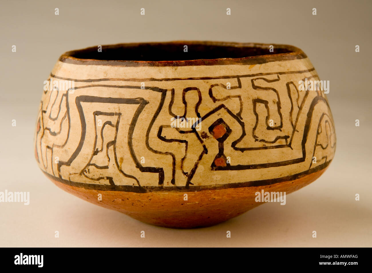 Ceramica Shipibo di Pucallpa, Perù in Amazzonia. Mostra visioni Ayahuasca utilizzando coloranti naturali. Sono fatte da donne. Foto Stock