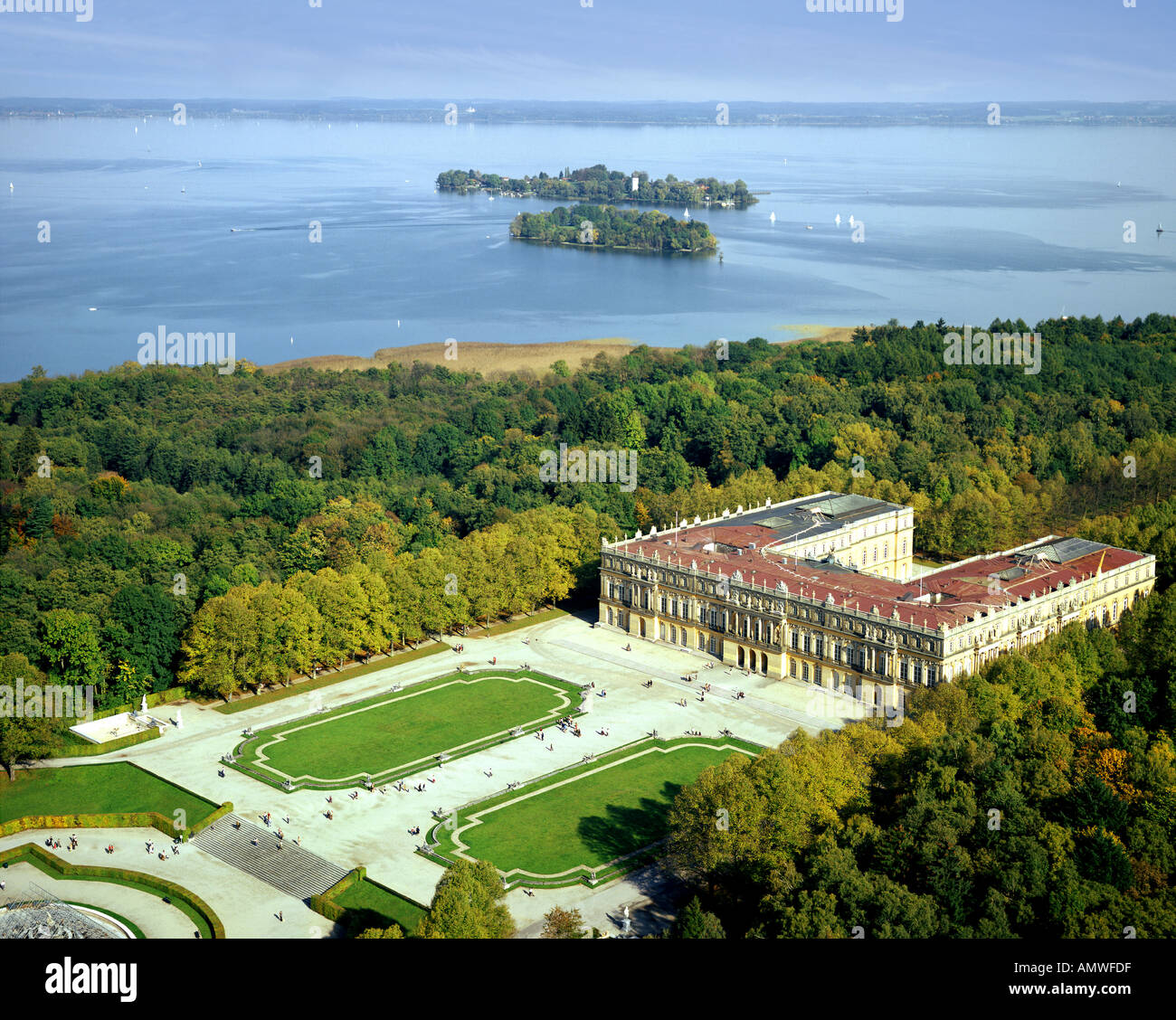 DE - Baviera: Herrenchiemsee il castello e il lago di Chiemsee Foto Stock