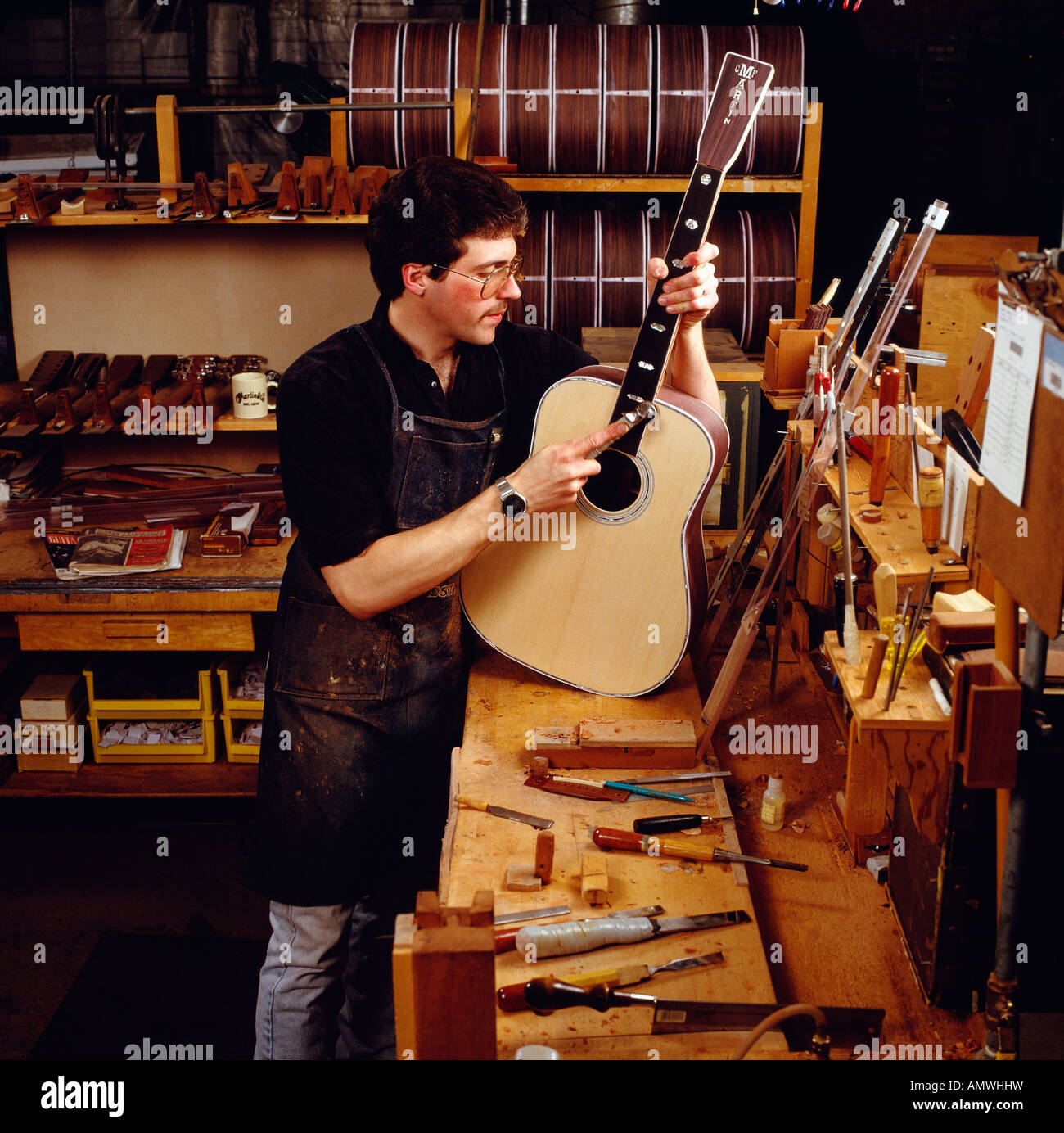 Uomo che fa di chitarra presso Martin Guitar Company (1833) Nazaret,Pa 6Th-Generation Guitarmakers, Northampton Co., Pennsylvania, Stati Uniti d'America Foto Stock
