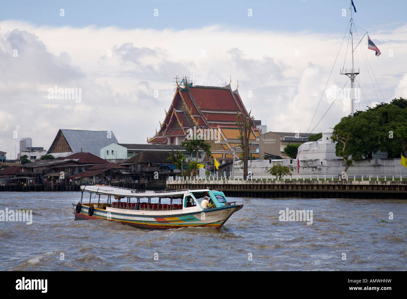 Wat kalayanimit Kalaya Nimit e Fortezza Wichaiya Prasit, Bangkok, con barca sul fiume / barche in primo piano. Thailandia Foto Stock