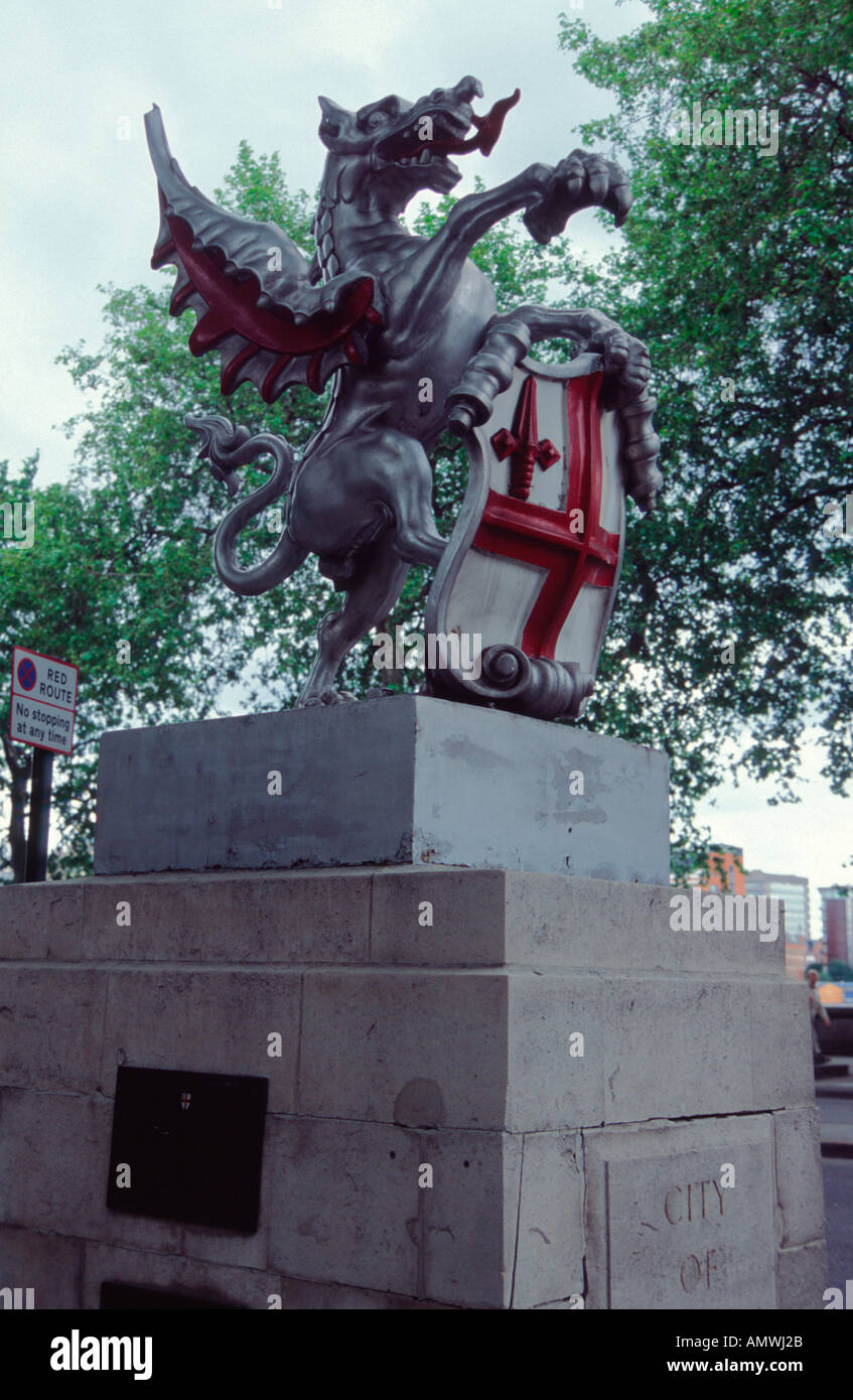 Statua di un grifone città di confine di Londra, Victoria Embankment, London, Regno Unito Foto Stock