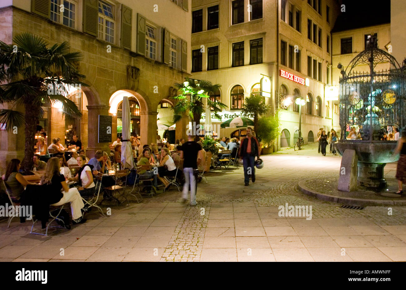 Germania Baden Wurttemberg Stoccarda la gente seduta al caffè all'aperto e ristoranti presso la Hans im Gluck Platz Foto Stock