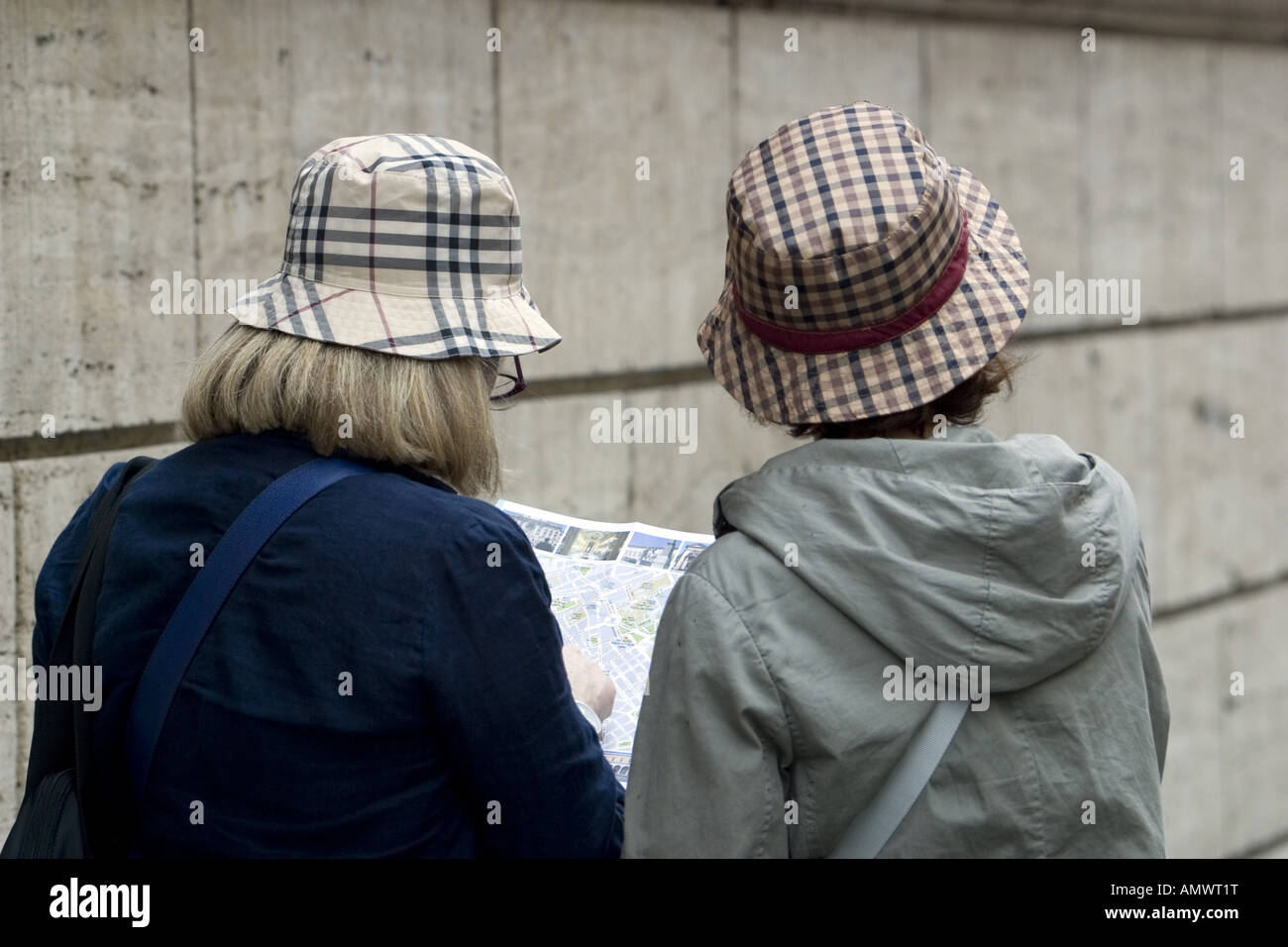 I turisti la lettura di una mappa della città, Italia, Roma Foto Stock