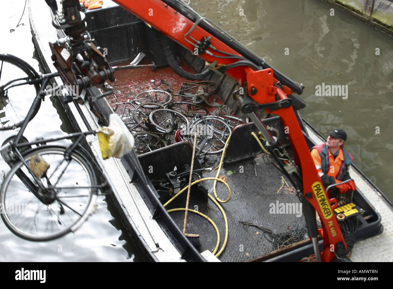 Nave gru recupera una bicicletta da un canale, Paesi Bassi Utrecht Foto Stock