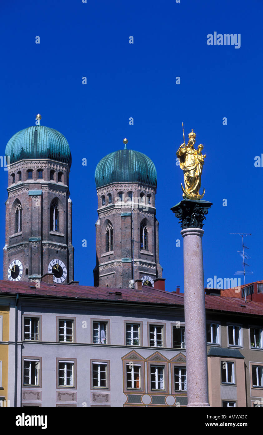 Germania Baviera Frauenkirche di Monaco torri e Mariensaule St Marys colonna Foto Stock