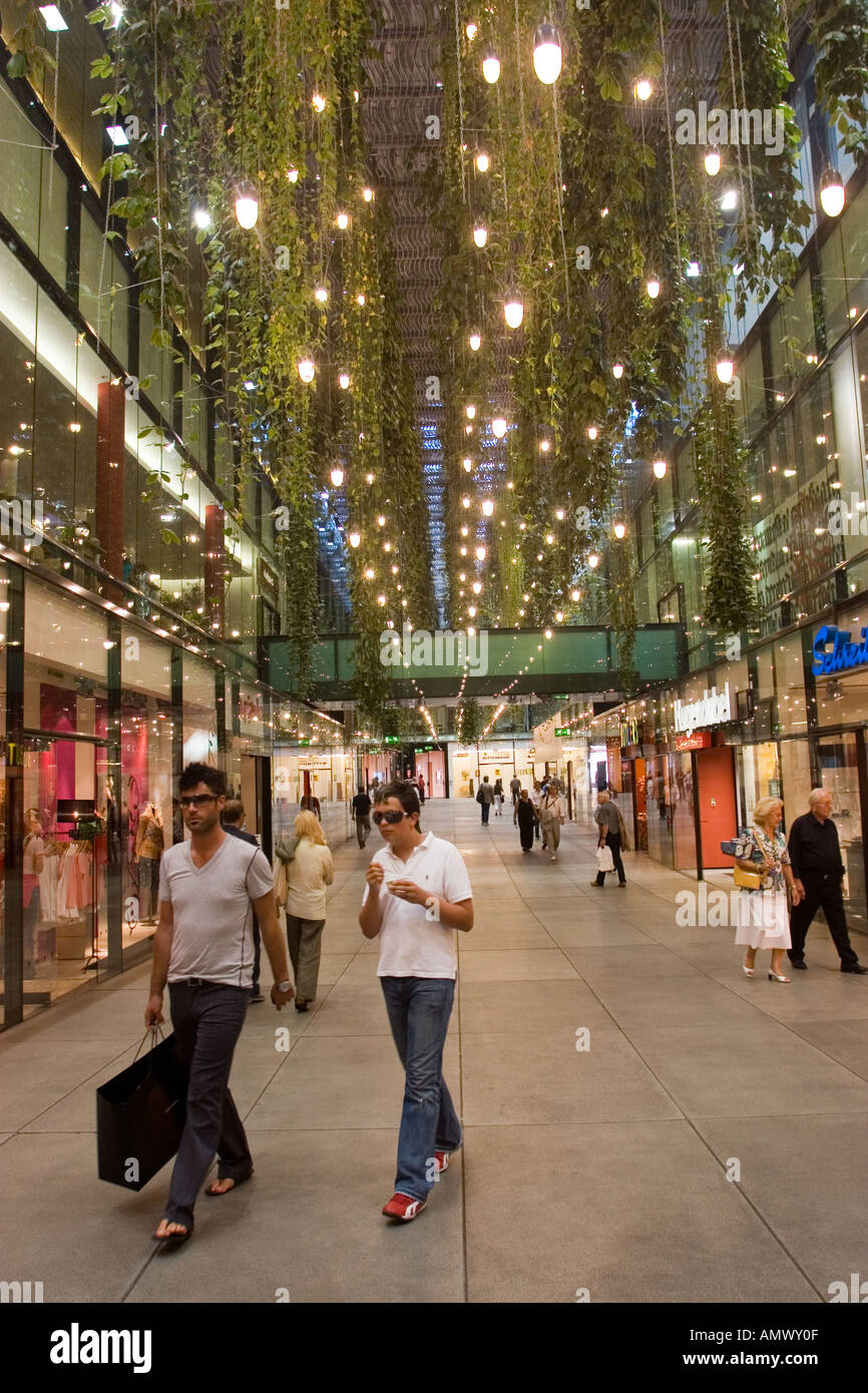 Germania Monaco di Baviera Funf Hofe un esclusivo centro commerciale costruito intorno a 5 cortili è un perfetto esempio di architettura minimalista Foto Stock