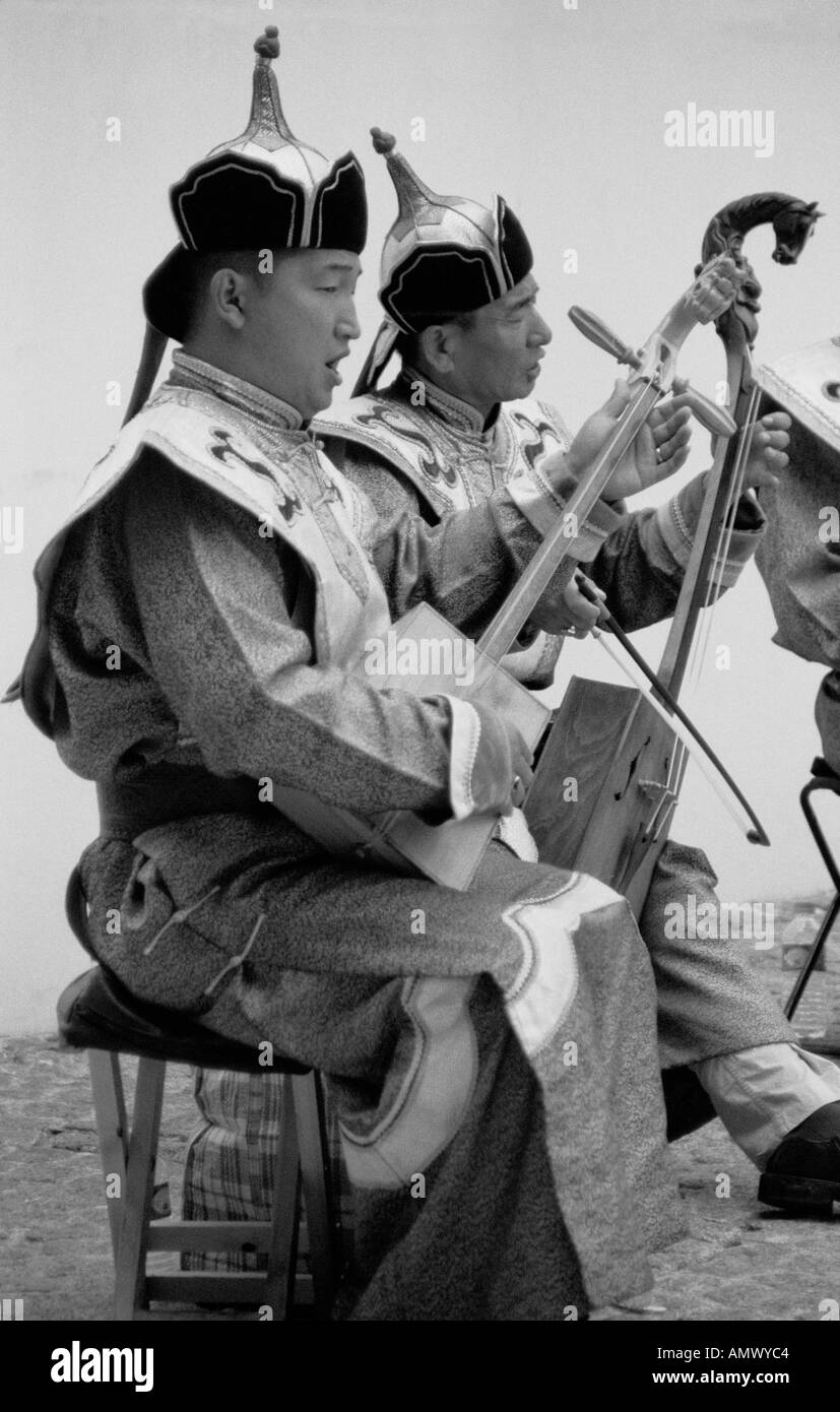 Il mongolo musicisti in piazza Georges Pompidou Square Paris Francia Foto Stock