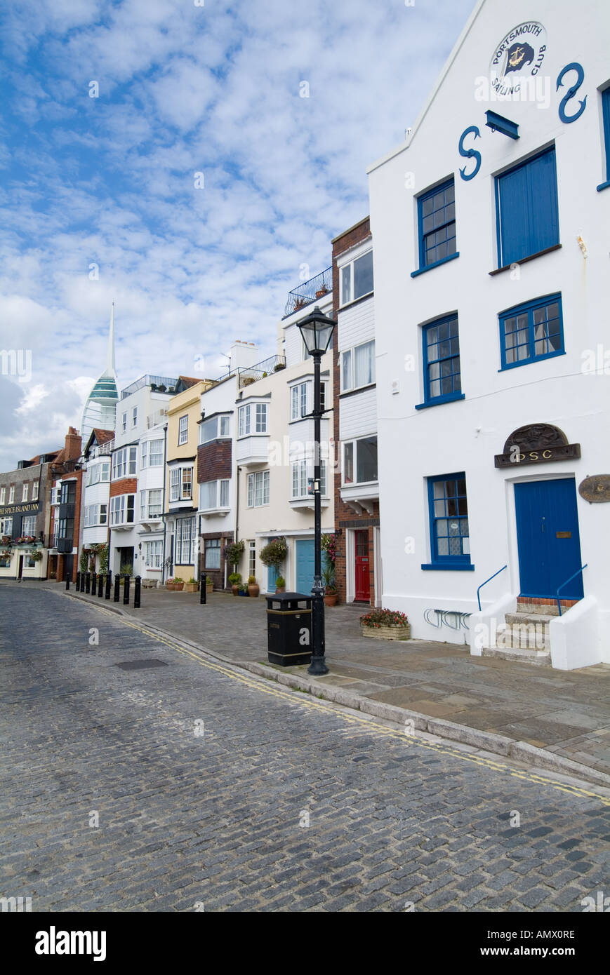 Strade di ciottoli della Vecchia Portsmouth con moderni Spinaker tower a distanza Foto Stock