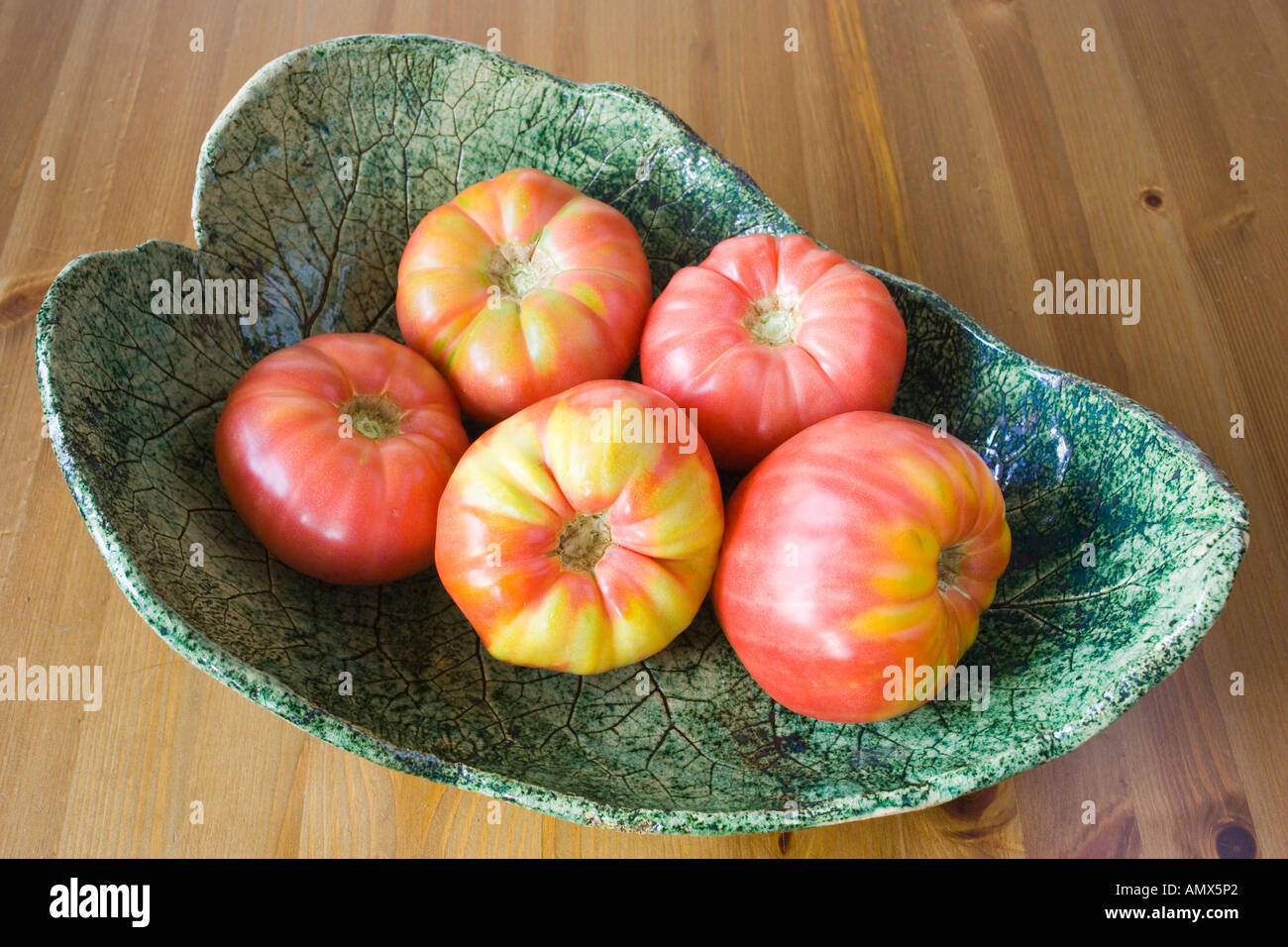 Mature big red pomodori organici sulla piastra verde Solanum lycopersicum Foto Stock