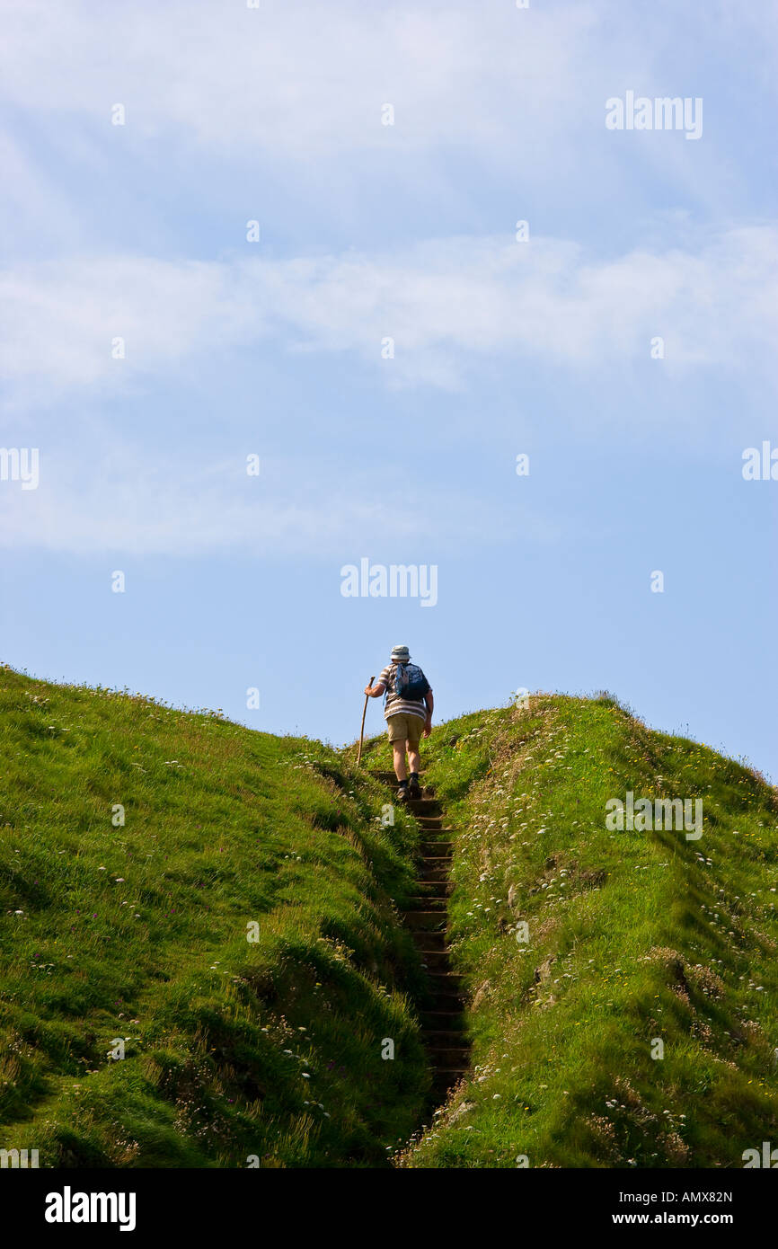 Walker cresta la cima di una collina Foto Stock