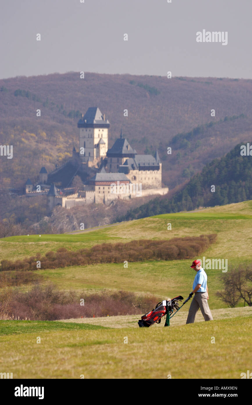 Karlstein Golf Resort, Golf Resort Karlstejn con il castello di Karlstein in background, Karlstein, Repubblica Ceca, Europa Foto Stock