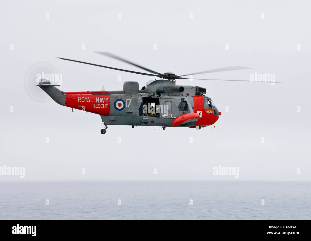 Royal Navy sea king Salvataggio in elicottero n. 17 di pattuglia oltre l'inglese costa sud Foto Stock