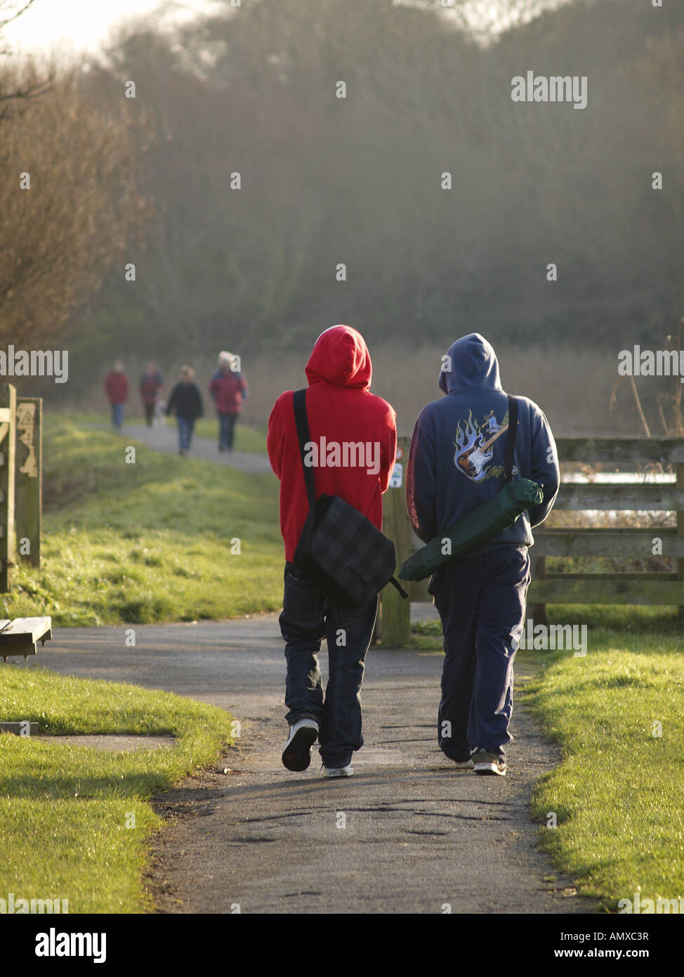Due ragazzi adolescenti a piedi lungo il sentiero Foto Stock