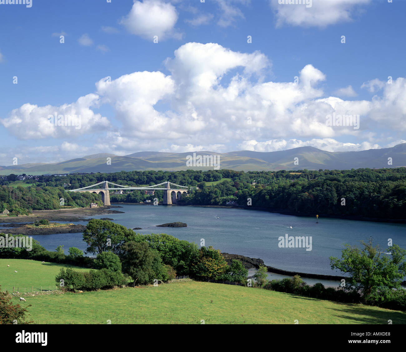 GB - Galles: Menai Bridge spanning Menai Strait con Snowdonia National Park in background Foto Stock
