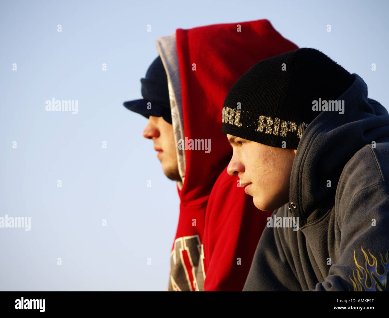 Due ragazzi adolescenti che indossano felpe con cappuccio Foto Stock