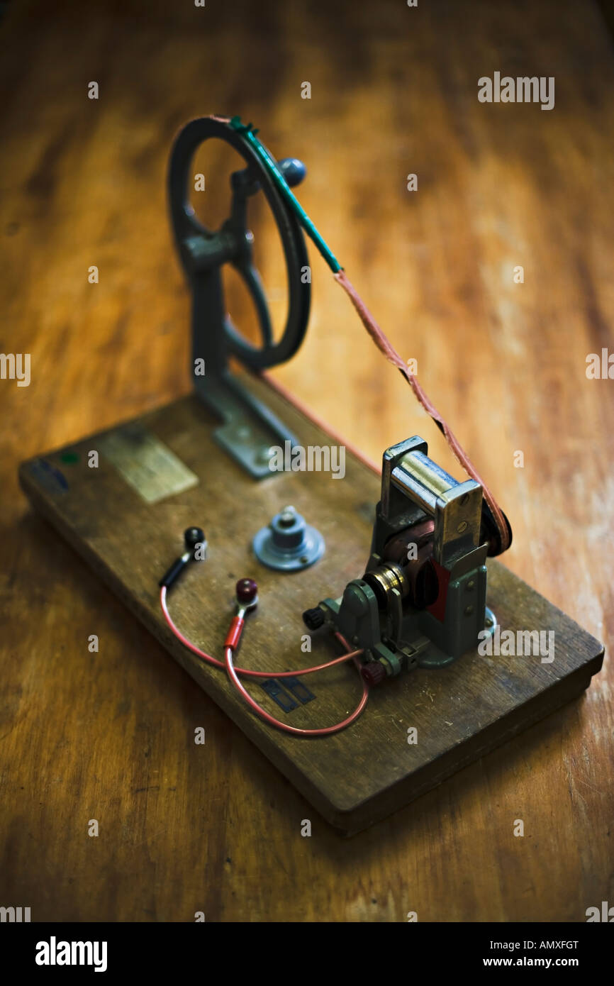 Girato a mano generatore di elettricità fisica della scuola attrezzature di  laboratorio Foto stock - Alamy
