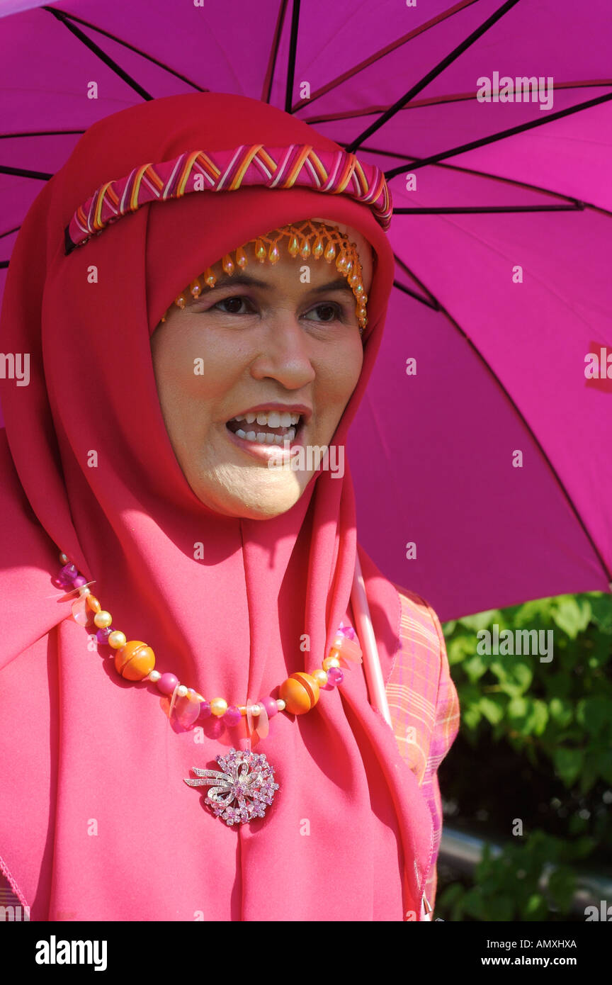Un attraente donna musulmana in rosa è visto in Kuala Lumpar in Malesia Foto Stock