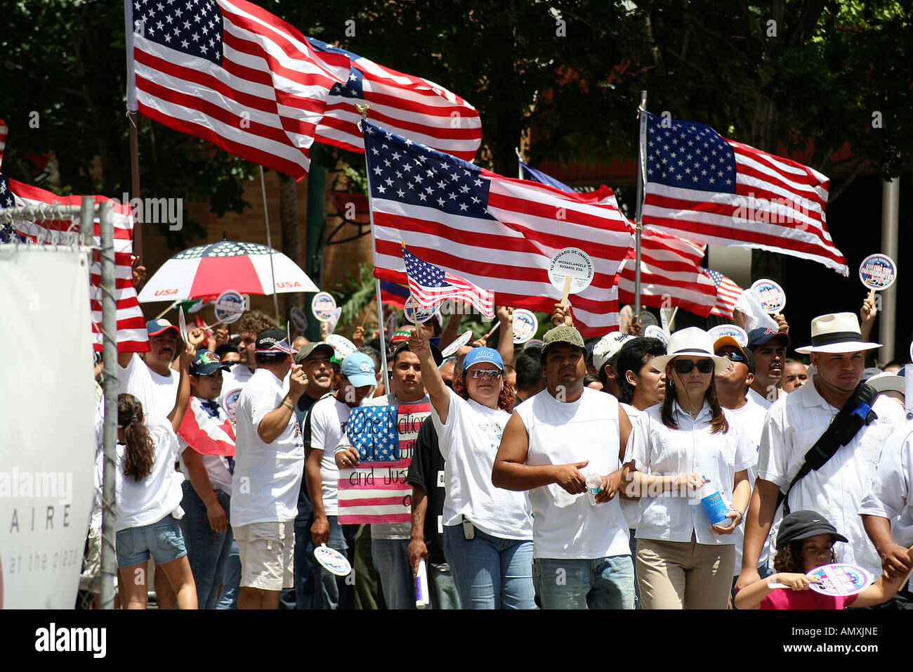 Gli ispanici marzo a Orlando il 1 maggio 2006 per protestare contro la repressione del governo in merito agli immigrati clandestini Foto Stock