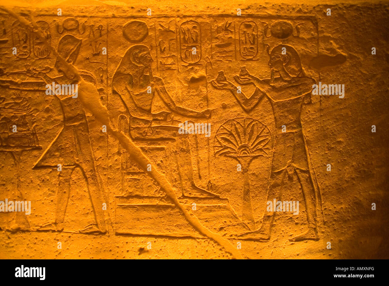 Dipinti e incisioni all'interno del tempio di Ramesse II ad Abu Simbel Foto Stock