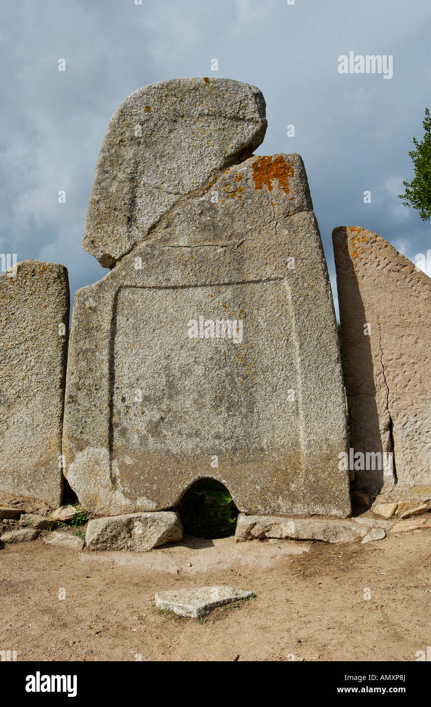 Le antiche rovine della tomba di pietra sotto il cielo nuvoloso, Coddu Vecchiu Tomba dei Giganti, Arzachena, Sardegna, Italia Foto Stock