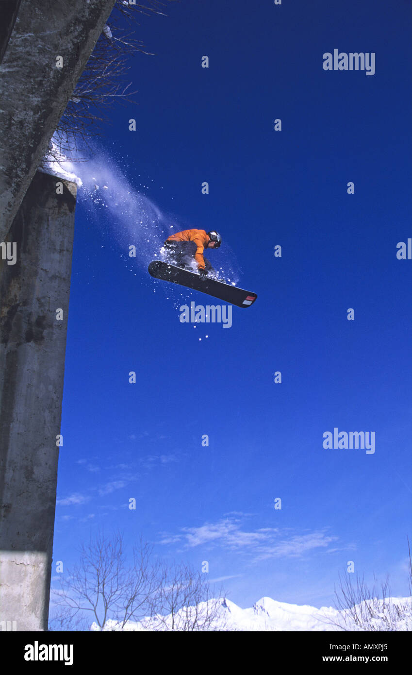 Snowboarder lancia di para a valanga di barriera. Foto Stock