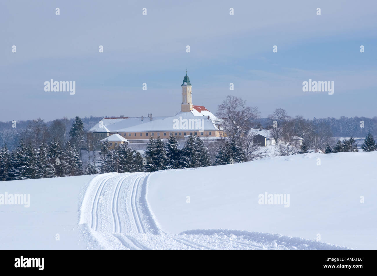 Monastero di Reutberg quartiere di Bad Tölz Bad Toelz Wolfratshausen Alta Baviera Germania con un cross country ski run Foto Stock