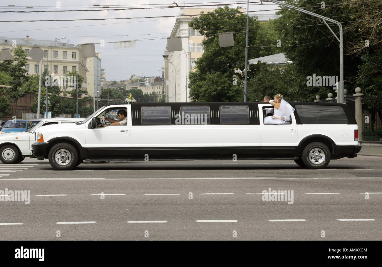 Gli sposi in una limousine allungata a Mosca, Russia Foto Stock