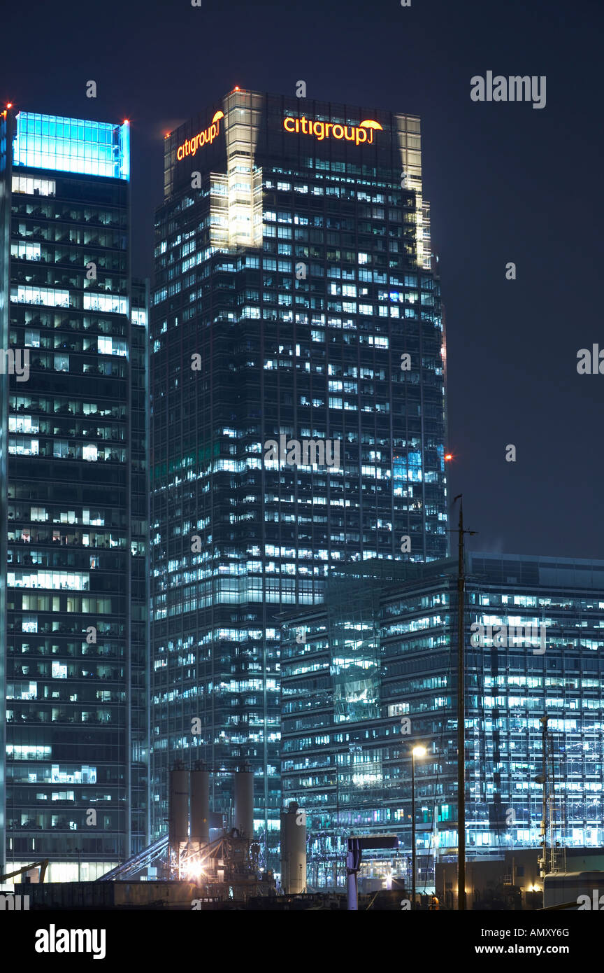 Citigroup tower edificio per uffici a Canary Wharf Docklands Londra Inghilterra crepuscolo di notte Foto Stock