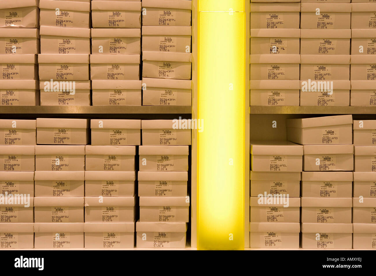 Close-up di scatole di scarpe disposti in rack Foto Stock