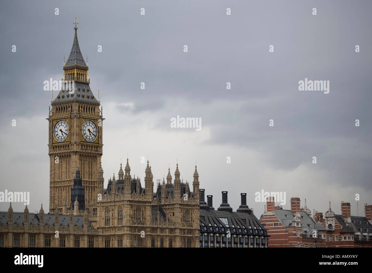 La torre dell Orologio e costruire contro il cielo nuvoloso, Westminster, Big Ben, Londra, Inghilterra Foto Stock