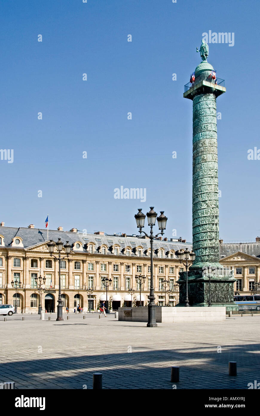 Colonna nella parte anteriore dell'hotel sotto il cielo blu chiaro, Place Vendome, il Ritz Hotel, Parigi, Francia Foto Stock