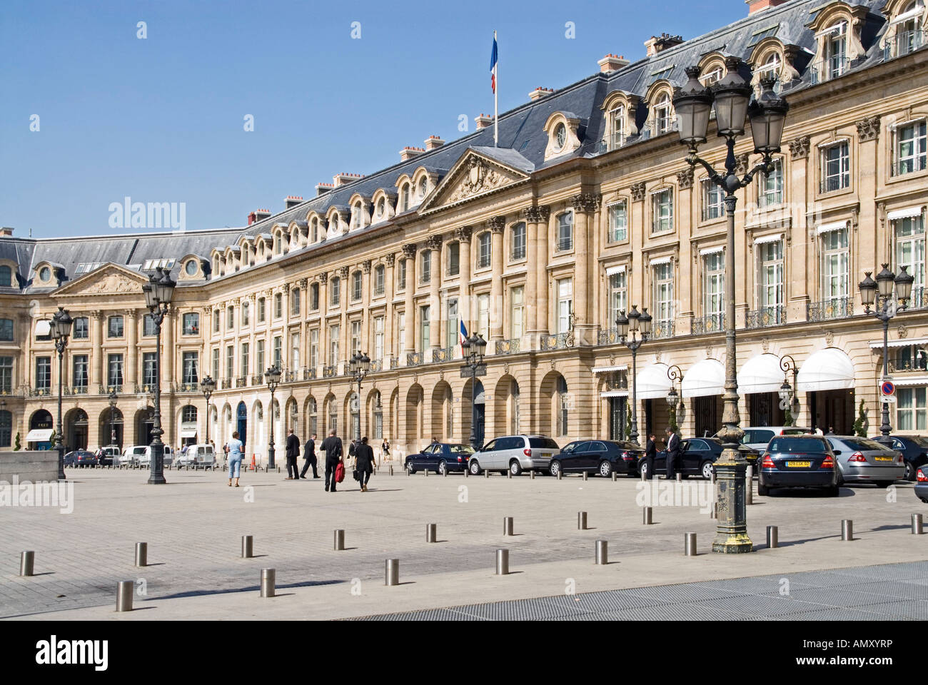 Auto e persone di fronte hotel, Place Vendome, il Ritz Hotel, Parigi, Francia Foto Stock